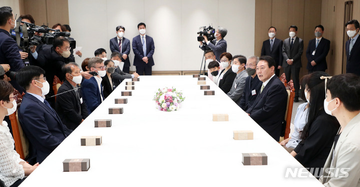 [서울=뉴시스] 홍효식 기자 = 윤석열 대통령이 25일 서울 용산 대통령실 청사 대접견실에서 열린 대통령 기념 시계 증정식에서 국민희망대표 20인에게 대통령 기념 시계를 증정하며 인사말을 하고 있다. 2022.05.25. yesphoto@newsis.com