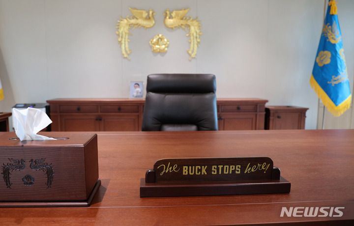 [서울=뉴시스] 전신 기자 = 25일 서울 용산 대통령실 청사 대통령 집무실 책상에 조 바이든 미국 대통령이 윤석열 대통령에게 선물한 'The Buck Stops Here'(모든 책임은 내가 진다) 문구가 적힌 탁상용 패가 놓여 있다. (대통령실통신사진기자단) 2022.05.25. photo1006@newsis.com