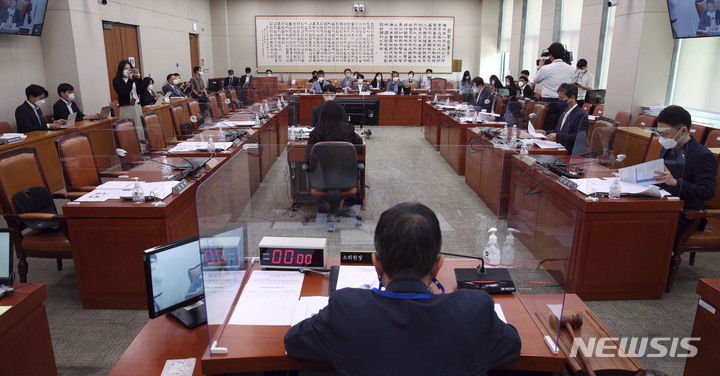 [서울=뉴시스] 최진석 기자 = 25일 오전 서울 여의도 국회 법제사법위원회 회의실에서 국민의힘 법사위 법안심사제1소위원회 위원들의 불참속 차별금지법(평등에 관한 법률) 제정 관련 공청회가 열리고 있다. (공동취재사진) 2022.05.25. photo@newsis.com