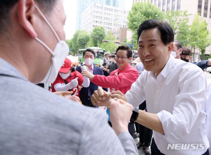 [서울=뉴시스] 국회사진기자단 = 국민의힘 오세훈 서울시장 후보가 25일 오후 서울 영등포구 수정아파트앞 사거리에서 열린 유세에서 유권자들에게 지지를 호소하고 있다. 2022.05.25. photo@newsis.com