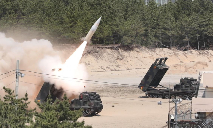 [서울=뉴시스] 북한이 25일 동해상에 ICBM(대륙간탄도미사일)을 발사한 것으로 알려진 가운데 한미 군 당국이 동해상으로 미사일을 발사하며 대응에 나섰다. 주한미군 측은 이날 보도자료를 내고 "한미 연합군의 위기 대응 능력을 입증하기 위해 미군과 한국군이 미사일을 발사했다"고 밝혔다. 사진은 미군의 ATACMS가 발사되는 모습. (사진=합동참모본부 제공) 2022.05.25. photo@newsis.com *재판매 및 DB 금지