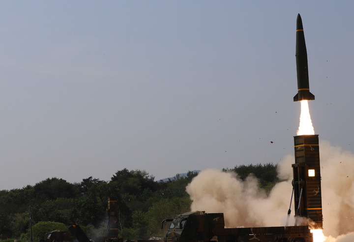 [서울=뉴시스] 북한이 25일 동해상에 ICBM(대륙간탄도미사일)을 발사한 것으로 알려진 가운데 한미 군 당국이 동해상으로 미사일을 발사하며 대응에 나섰다. 주한미군 측은 이날 보도자료를 내고 "한미 연합군의 위기 대응 능력을 입증하기 위해 미군과 한국군이 미사일을 발사했다"고 밝혔다. 사진은 한국군의 현무-2가 발사되는 모습. (사진=합동참모본부 제공) 2022.05.25. photo@newsis.com *재판매 및 DB 금지