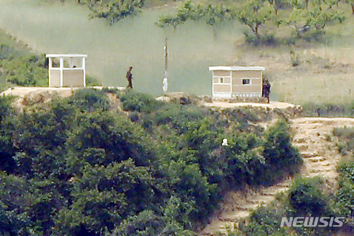 [파주=뉴시스] 최동준 기자 = 북한이 세 차례 탄도 미사일을 발사한 25일 경기 파주시 접경지역에서 바라본 북한 개풍군에 북한군이 초소 근무를 서고 있다. 2022.05.25. photocdj@newsis.com