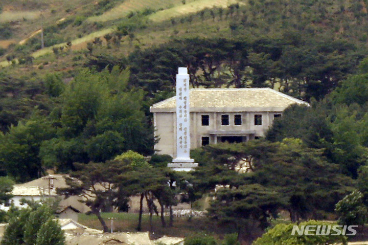 [파주=뉴시스] 최동준 기자 = 25일 경기 파주시 오두산 통일전망대에서 바라본 북한 개풍군 김일성 사적관 대형 비석에 '위대한 김일성동지와 김정일동지는 영원히 우리와 함께 계신다'라고 새롭게 도장이 되어 있다. 2022.05.25. photocdj@newsis.com