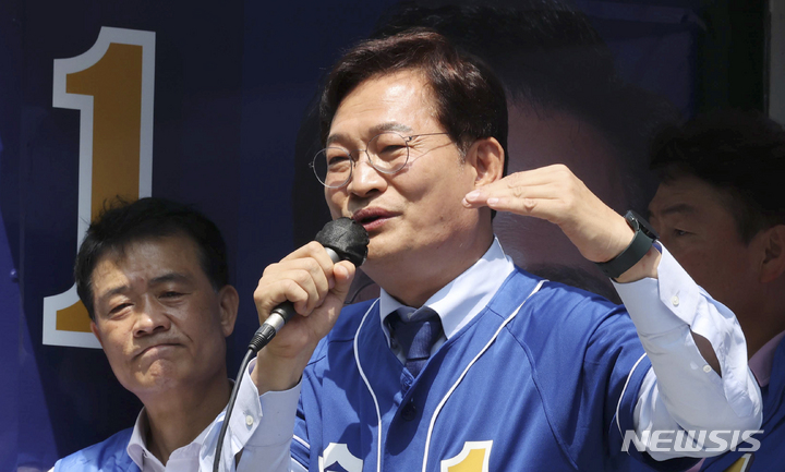 [서울=뉴시스] 국회사진기자단 = 송영길 더불어민주당 서울시장 후보가 25일 서울 성북구 길음역 앞에서 유세하고 있다. 2022.05.25. photo@newsis.com