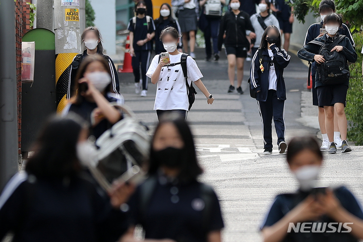 중·고등학생 카톡보다 '인스타 DM' 많이 쓴다 - 뉴스 썸네일 이미지