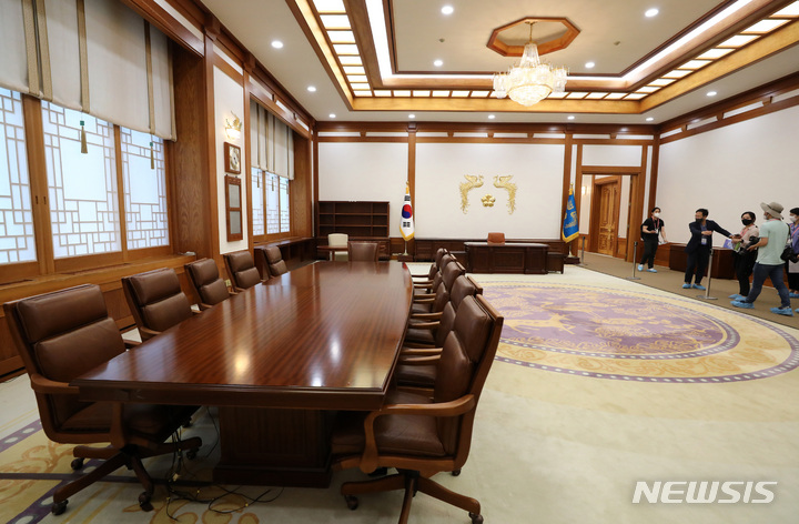 [서울=뉴시스] 이영환 기자 = 청와대 본관 개방을 하루 앞둔 25일 서울 종로구 청와대 본관에서 언론 공개 행사가 진행되고 있다. 사진은 본관 대통령 집무실. 2022.05.25. 20hwan@newsis.com