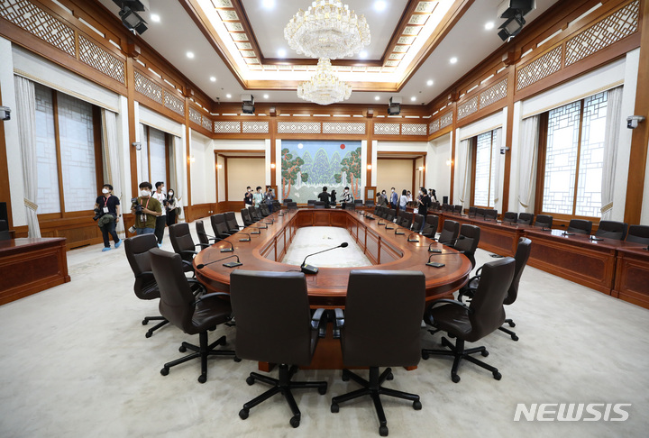 [서울=뉴시스] 이영환 기자 = 청와대 본관 개방을 하루 앞둔 25일 서울 종로구 청와대 본관에서 언론 공개 행사가 진행되고 있다. 사진은 본관 국무회의실. 2022.05.25. 20hwan@newsis.com