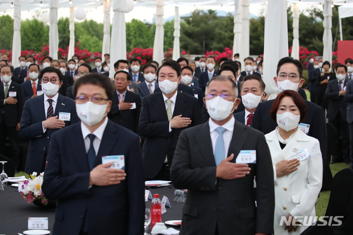 [서울=뉴시스] 전신 기자 = 윤석열 대통령이 25일 서울 용산 대통령실 청사 앞 잔디광장에서 열린 2022 대한민국 중소기업인대회에서 국기에 대한 경례를 하고 있다. 2022.05.25. photo1006@newsis.com