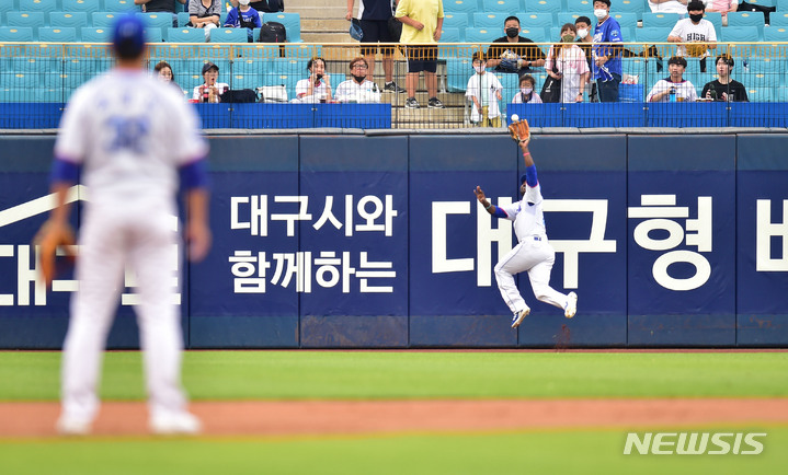 [대구=뉴시스] 이무열 기자 = 25일 오후 대구 수성구 삼성라이온즈파크에서 열린 2022 신한은행 SOL KBO리그 KIA 타이거즈와 삼성 라이온즈의 경기, 1회초 무사 1루 상황에서 삼성 좌익수 피렐라가 KIA 김선빈이 날린 타구를 잡아내고 있다. 2022.05.25. lmy@newsis.com