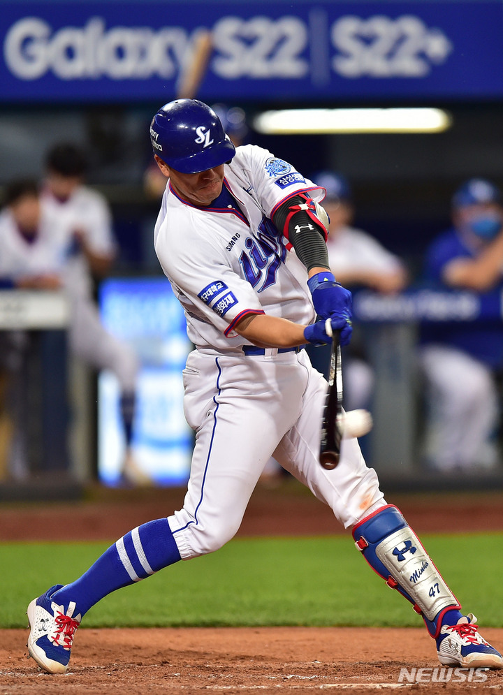 [대구=뉴시스] 이무열 기자 = 25일 오후 대구 수성구 삼성라이온즈파크에서 열린 2022 신한은행 SOL KBO리그 KIA 타이거즈와 삼성 라이온즈의 경기, 5회말 무사 상황에서 삼성 강민호가 안타를 때리고 있다. 2022.05.25. lmy@newsis.com