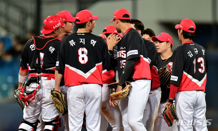 [대구=뉴시스] 이무열 기자 = 25일 오후 대구 수성구 삼성라이온즈파크에서 열린 2022 신한은행 SOL KBO리그 KIA 타이거즈와 삼성 라이온즈의 경기, KIA 선수들이 11대5로 승리한 뒤 기뻐하고 있다. 2022.05.25. lmy@newsis.com