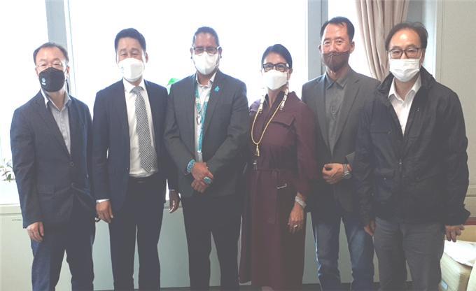 [부산=뉴시스] 나바호자치국 대표단이 지난 24일 부산시 상수도사업본부를 방문, 자국의 수도시설과 물 부족 문제 해결 방안을 의논했다.(사진=부산시 제공) *재판매 및 DB 금지