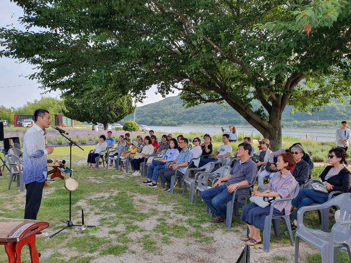 [산청=뉴시스] 산청군 단성면 묵하마을 학이재에서 열린 문화행사. *재판매 및 DB 금지