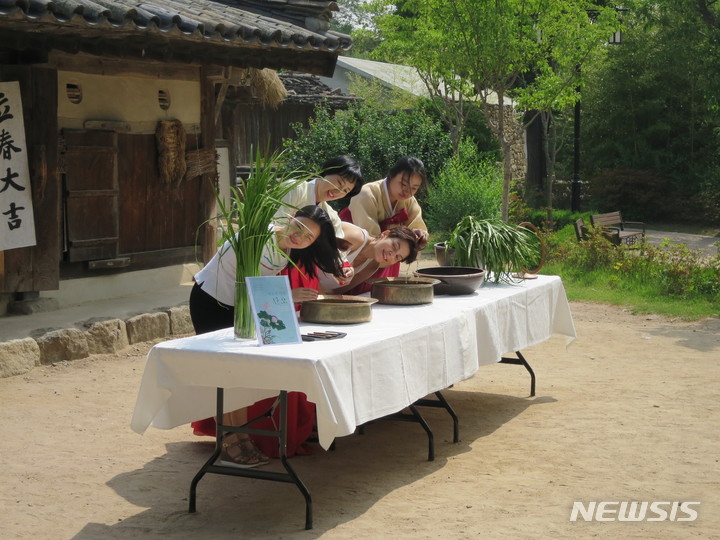 [서울=뉴시스] 창포물 머리감기 시연(2019년 단오행사). (사진=국립민속박물관 제공) 2022.05.26. photo@newsis.com *재판매 및 DB 금지