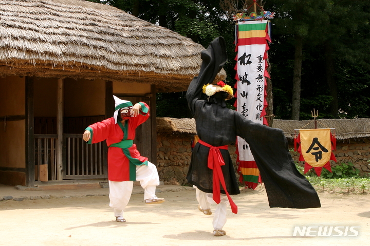 [서울=뉴시스] 송파산대놀이 민속공연. (사진=국립민속박물관 제공) 2022.05.26. photo@newsis.com *재판매 및 DB 금지