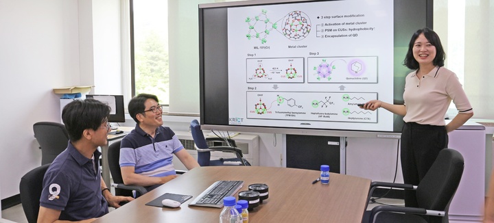 [대전=뉴시스] 방사성 가스 제거용 다공성 소재 개발에 대한 논의 중인 화학연 연구팀. 왼쪽부터 홍도영 책임연구원, 황영규 본부장, 차가영 박사후연구원. *재판매 및 DB 금지