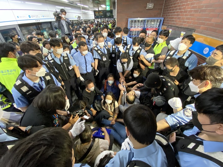 [서울=뉴시스] 전재훈 기자=전국장애인부모연대 관계자들이 서울교통공사 보안관고 충돌하고 있다. kez@newsis.com 2022.05.26. *재판매 및 DB 금지