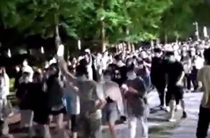 [서울=뉴시스] 지난 24일 밤 베이징사범대에서 캠퍼스에 갇힌 학생들이 시위를 벌이고 있다.<사진출처: 웨이보> 2022.05.26