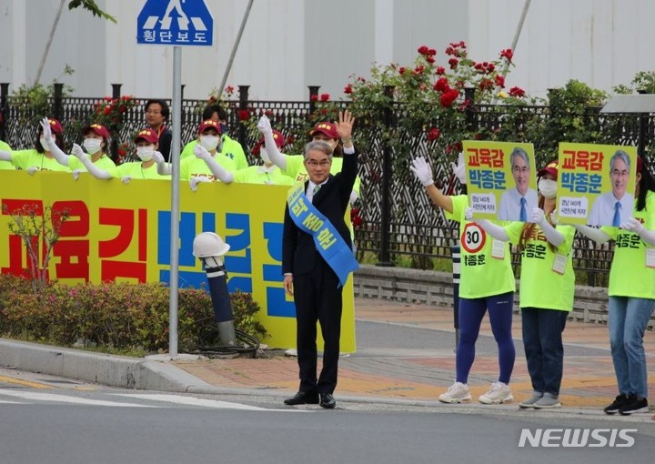 [창원=뉴시스] 홍정명 기자= 박종훈 경남교육감 후보가 26일 오전 통영 죽림초등학교 앞에서 출근 인사를 하고 있다.(사진=박종훈 후보 선거사무소 제공) 2022.05.26. photo@newsis.com