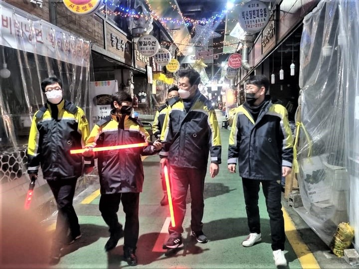 의용소방대 연합회 회원들과 전통시장 야간순찰 모습. (사진=원강수 시민캠프 제공) *재판매 및 DB 금지