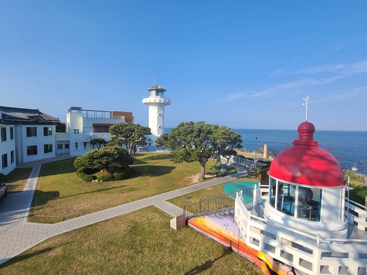 [울산=뉴시스]울산 울주군 서생면 간절곶1길에 자리잡은 간절곶등대 전경. (사진=울산지방해양수산청 제공) photo@newsis.com *재판매 및 DB 금지