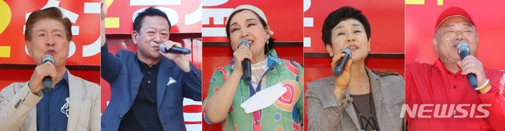 [증평=뉴시스] 강신욱 기자 = 26일 충북 증평장뜰시장 앞에서 열린 국민의힘 합동유세장에는 연예인들이 중견탤런트 출신 송기윤 증평군수 후보 지원유세에 나서 눈길을 끌었다. 사진 왼쪽부터 이정길·최일화·김애경·장정희·김흥국씨. 2022.05.26. ksw64@newsis.com