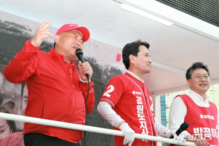 [원주=뉴시스] 이덕화 기자 = 가수 김흥국씨가 26일 강원 원주시 원일로 농협 앞에서 열린 국민의힘 김진태 강원도지사 후보, 박정하 원주갑 국회의원 후보, 원강수 원주시장 후보 합동유세에 참석해 지지를 호소하고 있다. 2022.05.02. wonder8768@newsis.com