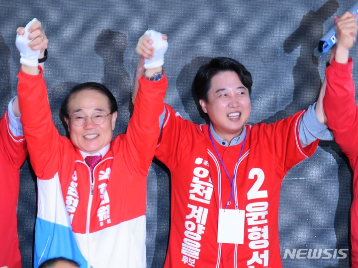 [인천=뉴시스] 김동영 기자 = 국민의힘 이준석 대표 겸 상임선대위원장이 26일 오후 인천 계양구 계양구청 인근 먹자골목을 찾아 시민들에게 6·1 계양을 국회의원 보궐선거에 출마한 윤형선 후보의 지지를 호소하고 있다. 2022.05.26. dy0121@newsis.com 