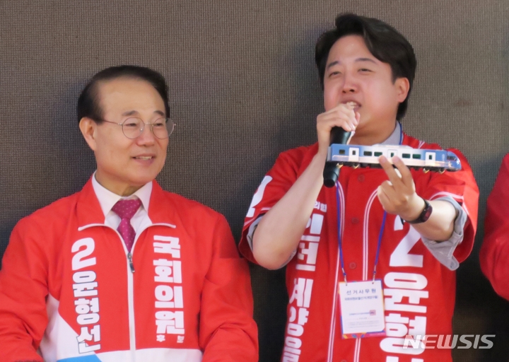 [인천=뉴시스] 김동영 기자 = 국민의힘 이준석 대표 겸 상임선대위원장이 지난 26일 오후 인천 계양구 계양구청 인근 먹자골목에서 전동차 모형을 들고 수도권 광역급행철도(GTX) D노선 유치를 약속하면서 6·1 계양을 국회의원 보궐선거에 출마한 윤형선 후보의 지지를 호소하고 있다. 2022.05.26. dy0121@newsis.com 