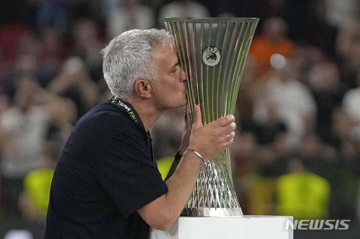 [티라나=AP/뉴시스] 조제 무리뉴 AS로마 감독