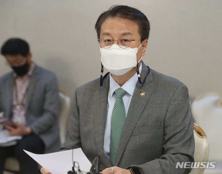 [서울=뉴시스] 김명원 기자 = 방기선 기획재정부 제1차관이 26일 오전 서울 종로구 정부서울청사에서 열린 제2차 경제관계차관회의를 주재하며 발언하고 있다. 2022.05.26. kmx1105@newsis.com