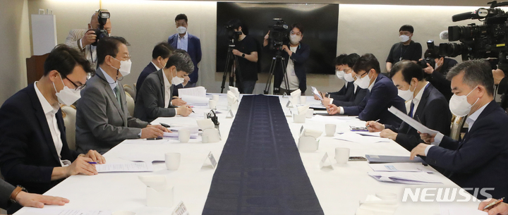 [서울=뉴시스] 김명원 기자 = 방기선 기획재정부 제1차관이 26일 오전 서울 종로구 정부서울청사에서 열린 제2차 경제관계차관회의를 주재하며 발언하고 있다. 2022.05.26. kmx1105@newsis.com