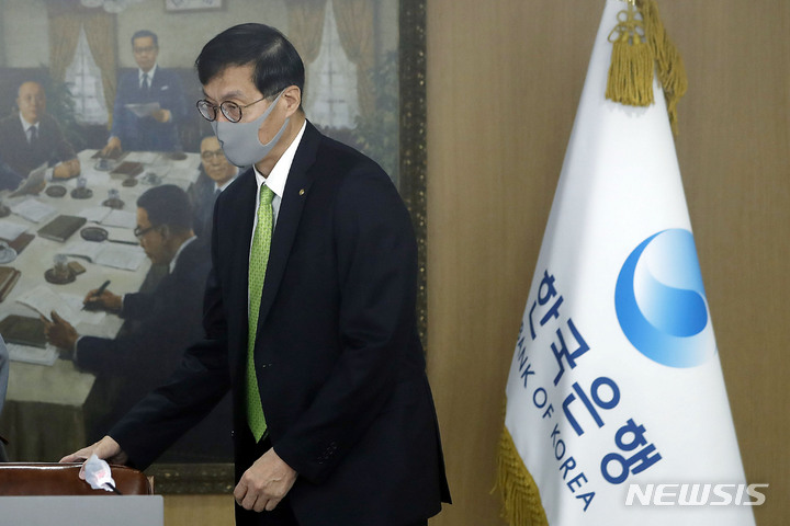 [서울=뉴시스] 최동준 기자 = 이창용 한국은행 총재가 26일 서울 중구 한국은행에서 열린 금융통화위원회 회의에 입장하고 있다. 2022.05.26. photocdj@newsis.com
