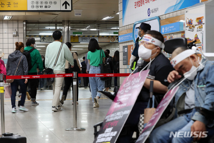 [서울=뉴시스] 백동현 기자 = 전국장애인차별철폐연대(전장연) 회원들이 26일 오전 서울 용산구 삼각지역 승강장에서 장애인권리예산 관련 기획재정부 답변을 촉구하는 출근길 선전전을 하고 있다. 2022.05.26. livertrent@newsis.com