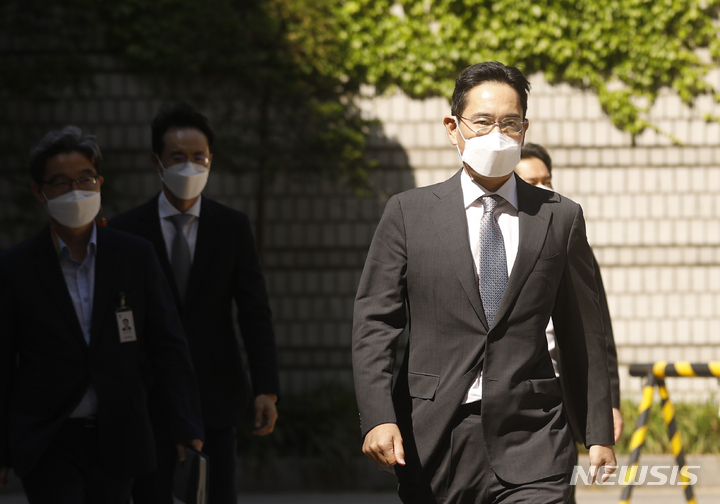 [서울=뉴시스] 고승민 기자 = 부당합병 의혹을 받고 있는 이재용 삼성전자 부회장이 48차 공판을 하기 위해 26일 서울중앙지방법원으로 출석하고 있다. 2022.05.26. kkssmm99@newsis.com