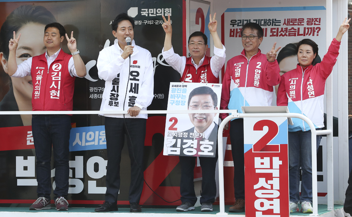 [서울=뉴시스] 최진석 기자 = 오세훈 국민의힘 서울시장 후보가 26일 오전 서울 광진구 중곡제일골목시장 앞에서 김경호 광진구청장 후보와 선거 유세를 하며 출근길 시민들에게 지지를 호소하고 있다. 2022.05.26. myjs@newsis.com