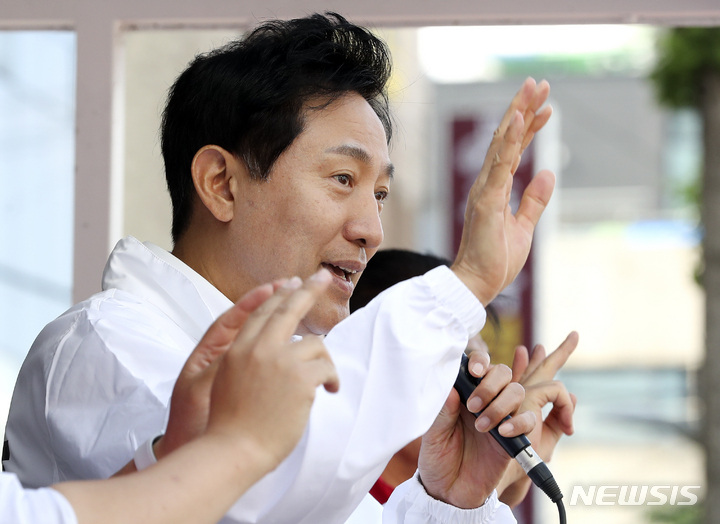 [서울=뉴시스] 최진석 기자 = 오세훈 국민의힘 서울시장 후보가 26일 오전 서울 광진구 중곡제일골목시장 앞에서 김경호 광진구청장 후보와 선거 유세를 하며 출근길 시민들에게 지지를 호소하고 있다. 2022.05.26. myjs@newsis.com