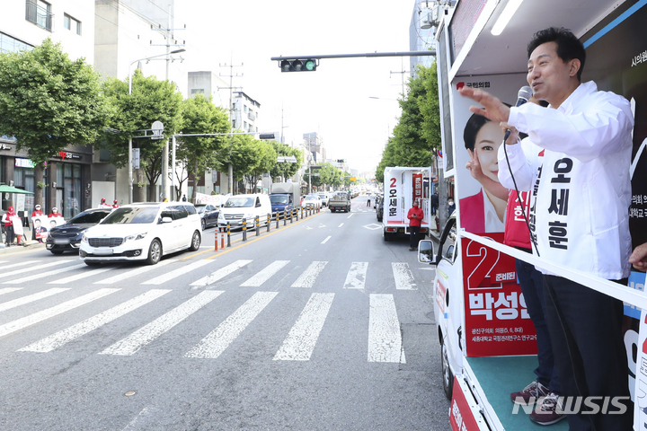 [서울=뉴시스] 최진석 기자 = 오세훈 국민의힘 서울시장 후보가 26일 오전 서울 광진구 중곡제일골목시장 앞에서 김경호 광진구청장 후보와 선거 유세를 하며 출근길 시민들에게 지지를 호소하고 있다. 2022.05.26. myjs@newsis.com