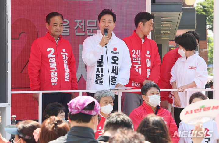 [서울=뉴시스] 국회사진기자단 = 오세훈 국민의힘 서울시장 후보가 26일 오전 서울 성동구 뚝섬로 성수전략지구에서 유세를 하며 지지를 호소하고 있다. 2022.05.26. photo@newsis.com