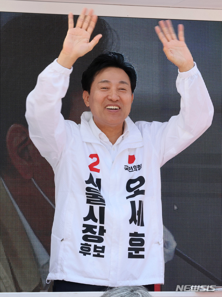 [서울=뉴시스] 국회사진기자단 = 오세훈 국민의힘 서울시장 후보가 26일 오전 서울 성동구 뚝섬로 성수전략지구에서 유세를 하며 지지를 호소하고 있다. 2022.05.26. photo@newsis.com
