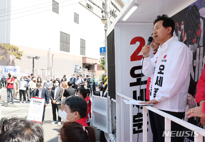 [서울=뉴시스] 국회사진기자단 = 오세훈 국민의힘 서울시장 후보가 26일 오전 서울 성동구 뚝섬로 성수전략지구에서 유세를 하며 지지를 호소하고 있다. 2022.05.26. photo@newsis.com