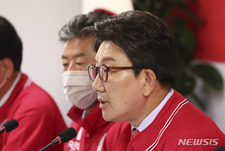 [서울=뉴시스] 국회사진기자단 = 권성동 국민의힘 원내대표가 26일 인천 계양구 윤형선 국민의 힘 6.1 재보궐선거 계양을 국회의원 후보 선거 사무실에서 열린 현장 원내대책회의에서 발언을 하고 있다. 2022.05.26. photo@newsis.com