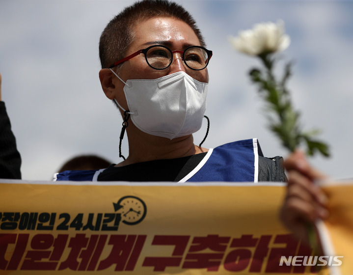 [서울=뉴시스] 백동현 기자 = 전국장애부모연대 회원들이 지난 26일 오전 서울 용산구 대통령집무실 앞에서 죽음을 강요당한 발달장애인과 그 가족에 대한 추모제를 열고 발달장애인 24시간 지원체계 구축을 촉구하고 있다. 2022.05.26. livertrent@newsis.com