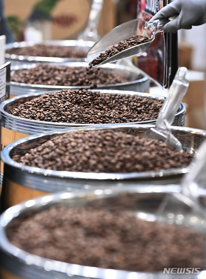 커피가격 안정위해 원두부가세 면제?…업계 "실효성 없어"