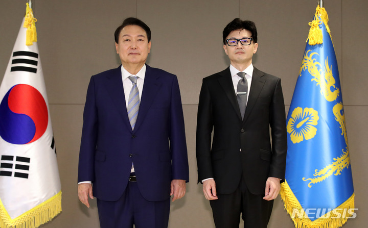 [세종=뉴시스] 전신 기자 = 윤석열 대통령이 지난 26일 정부세종청사에서 한동훈 법무부 장관에게 임명장을 수여한 후 기념촬영하고 있다. 2022.05.26. photo1006@newsis.com