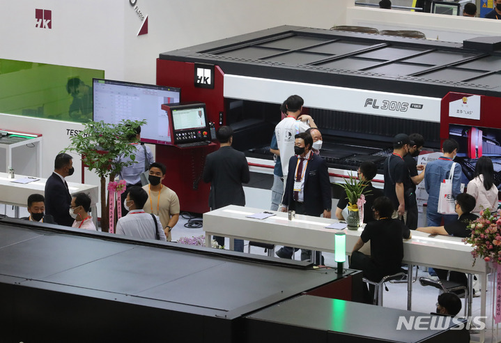 [세종=뉴시스] 여동준 기자 = 세계 4대 생산·제조 기술 전시회로 꼽히는 서울국제생산제조기술전(SIMTOS)이 일산 킨텍스에서 5일간 진행된다. 사진은 지난 2022년 진행된 SIMTOS 2022에 참석한 시민이 부스를 둘러보는 모습. 2024.04.01. yeodj@newsis.com