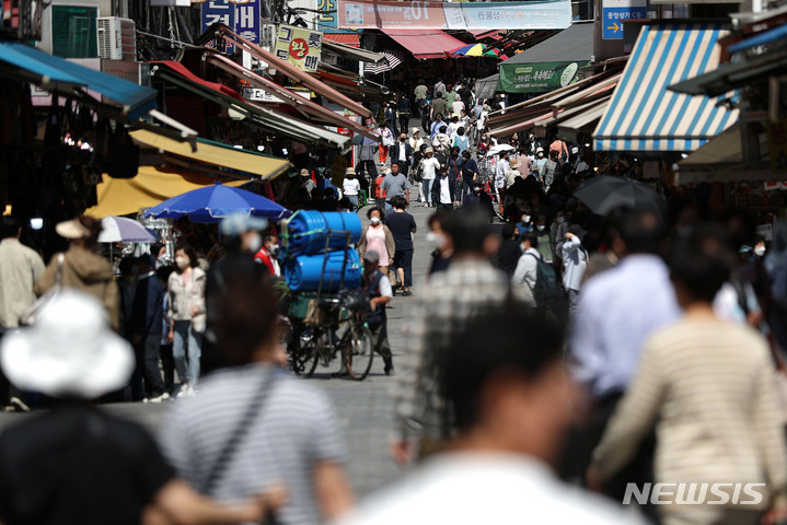 [서울=뉴시스] 백동현 기자 = 한국은행 금융통화위원회가 기준금리를 1.50%에서 1.75%로 인상한 26일 오후 서울 중구 남대문시장에서 시민들이 장을 보고 있다. 이날 한은 금통위는 "앞으로 당분간 물가에 보다 중점을 두고 통화정책을 운용할 필요가 있다"고 밝혔다. 이는 소비자물가가 5% 육박하는 등 치솟고 있어 물가 불안을 잠재우기 위해 기준금리를 추가적으로 더 올릴 것을 시사한 것으로 풀이된다. 2022.05.26. livertrent@newsis.com