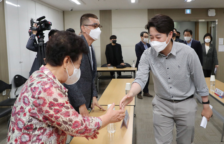 [서울=뉴시스] 국회사진기자단 = 국민의힘 이준석 대표가 26일 서울 노원구 중계주공1단지에서 '주거복지 국정과제 실천을 위한 노후 공공임대주택 현장'을 방문해 보수 전후 공가세대를 둘러본 뒤 주민간담회장으로 들어서면서 참석자들과 인사하고 있다.  2022.05.26. photo@newsis.com