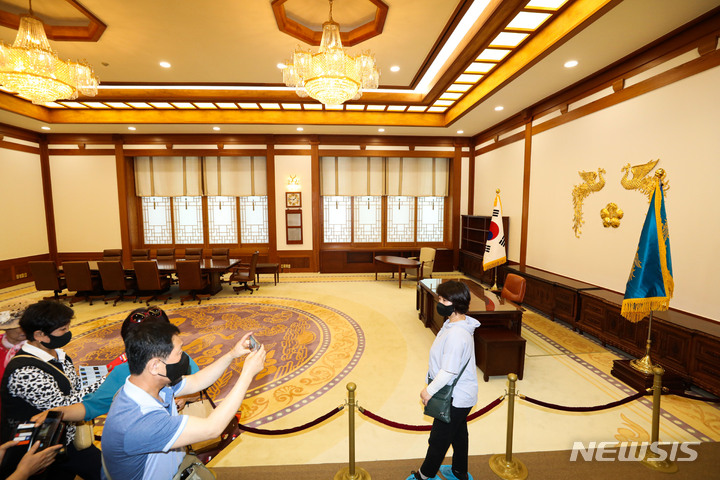 [서울=뉴시스] 권창회 기자 = 청와대 본관 내부 일부 및 관저 내부가 일반인들에게 공개된 26일 오후 시민들이 청와대 본관 대통령 집무실을 둘러보고 있다. 2022.05.26. kch0523@newsis.com